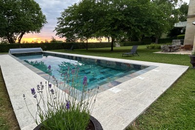 Miniature Location salle Arveyres (Gironde) - Château Larteau #49 Vue d'un jardin verdoyant avec un arbre central, un escalier en pierre et un lac au coucher du soleil.