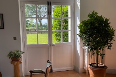 Miniature Location salle Arveyres (Gironde) - Château Larteau #20 Vue d'un jardin verdoyant avec un arbre central, un escalier en pierre et un lac au coucher du soleil.