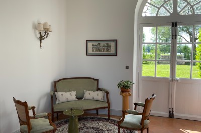 Miniature Location salle Arveyres (Gironde) - Château Larteau #21 Vue d'un jardin verdoyant avec un arbre central, un escalier en pierre et un lac au coucher du soleil.