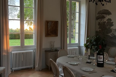 Miniature Location salle Arveyres (Gironde) - Château Larteau #12 Vue d'un jardin verdoyant avec un arbre central, un escalier en pierre et un lac au coucher du soleil.