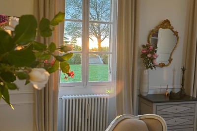 Miniature Location salle Arveyres (Gironde) - Château Larteau #23 Vue d'un jardin verdoyant avec un arbre central, un escalier en pierre et un lac au coucher du soleil.