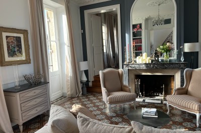 Miniature Location salle Arveyres (Gironde) - Château Larteau #24 Vue d'un jardin verdoyant avec un arbre central, un escalier en pierre et un lac au coucher du soleil.