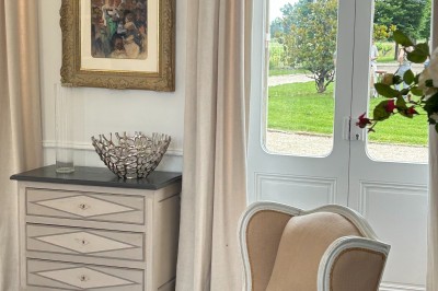 Miniature Location salle Arveyres (Gironde) - Château Larteau #25 Vue d'un jardin verdoyant avec un arbre central, un escalier en pierre et un lac au coucher du soleil.