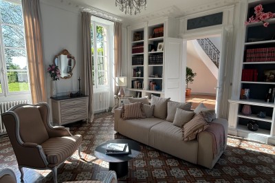 Miniature Location salle Arveyres (Gironde) - Château Larteau #26 Vue d'un jardin verdoyant avec un arbre central, un escalier en pierre et un lac au coucher du soleil.