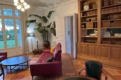 Miniature Location salle Arveyres (Gironde) - Château Larteau #29 Vue d'un jardin verdoyant avec un arbre central, un escalier en pierre et un lac au coucher du soleil.