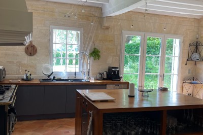 Miniature Location salle Arveyres (Gironde) - Château Larteau #32 Vue d'un jardin verdoyant avec un arbre central, un escalier en pierre et un lac au coucher du soleil.