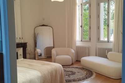 Miniature Location salle Arveyres (Gironde) - Château Larteau #33 Vue d'un jardin verdoyant avec un arbre central, un escalier en pierre et un lac au coucher du soleil.