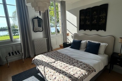 Miniature Location salle Arveyres (Gironde) - Château Larteau #38 Vue d'un jardin verdoyant avec un arbre central, un escalier en pierre et un lac au coucher du soleil.