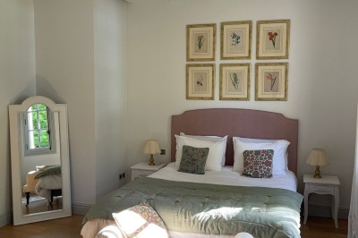 Miniature Location salle Arveyres (Gironde) - Château Larteau #42 Vue d'un jardin verdoyant avec un arbre central, un escalier en pierre et un lac au coucher du soleil.