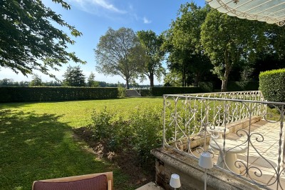 Miniature Location salle Arveyres (Gironde) - Château Larteau #46 Vue d'un jardin verdoyant avec un arbre central, un escalier en pierre et un lac au coucher du soleil.