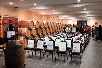 Miniature Location salle Arveyres (Gironde) - Château Larteau #3 Vue d'un jardin verdoyant avec un arbre central, un escalier en pierre et un lac au coucher du soleil.