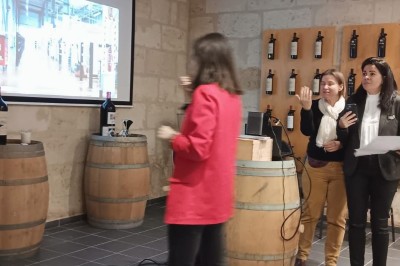 Miniature Location salle Arveyres (Gironde) - Château Larteau #4 Vue d'un jardin verdoyant avec un arbre central, un escalier en pierre et un lac au coucher du soleil.