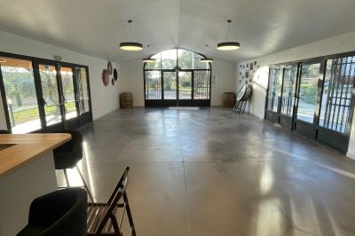 Parking extérieur de nuit avec plusieurs voitures alignées, éclairé par des lumières provenant d'un bâtiment au fond.