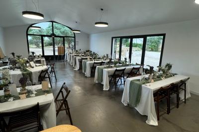 Parking extérieur de nuit avec plusieurs voitures alignées, éclairé par des lumières provenant d'un bâtiment au fond.