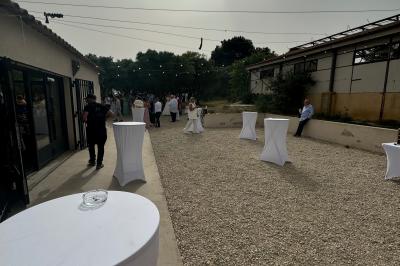 Parking extérieur de nuit avec plusieurs voitures alignées, éclairé par des lumières provenant d'un bâtiment au fond.