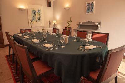 Miniature Location salle Lamballe (Côtes-d'Armor) - Manoir des Portes #3 Arbuste de rhododendrons roses en fleurs dans un jardin verdoyant, sous un ciel bleu ensoleillé.