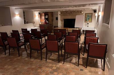 Miniature Location salle Lamballe (Côtes-d'Armor) - Manoir des Portes #2 Arbuste de rhododendrons roses en fleurs dans un jardin verdoyant, sous un ciel bleu ensoleillé.