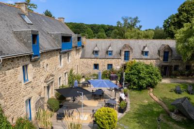 Miniature Location salle Lamballe (Côtes-d'Armor) - Manoir des Portes #12 Arbuste de rhododendrons roses en fleurs dans un jardin verdoyant, sous un ciel bleu ensoleillé.