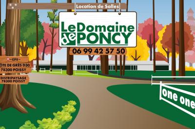 Deux tables rondes décorées pour un événement, avec nappes blanches, fleurs, verres et serviettes pliées.