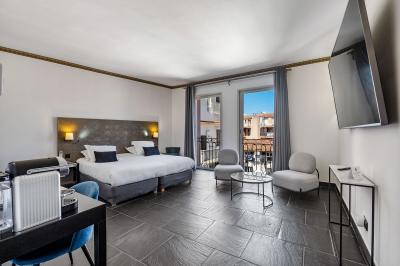 Escalier intérieur avec rampe en fer forgé, miroir mural, appliques dorées et fresque artistique sur le mur.