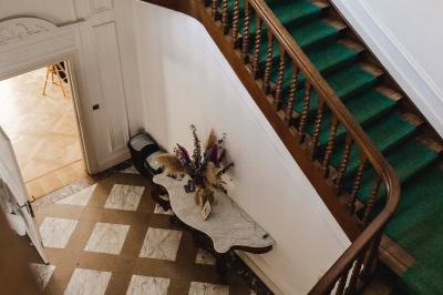 Assortiment de sauces variées dans des bols avec étiquettes, disposées sur une table sombre.