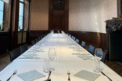 Assortiment de sauces variées dans des bols avec étiquettes, disposées sur une table sombre.