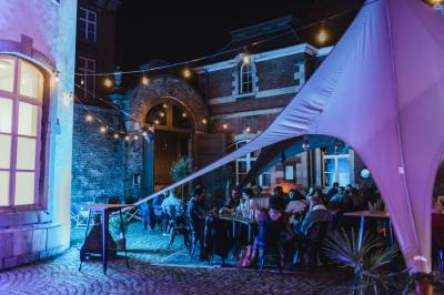 Assortiment de sauces variées dans des bols avec étiquettes, disposées sur une table sombre.