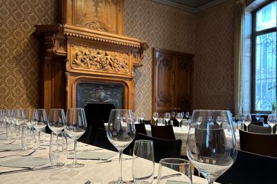 Assortiment de sauces variées dans des bols avec étiquettes, disposées sur une table sombre.