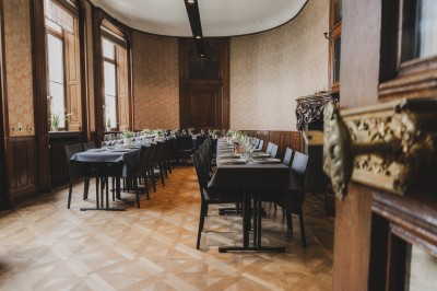 Assortiment de sauces variées dans des bols avec étiquettes, disposées sur une table sombre.