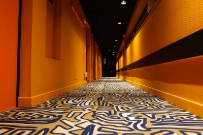 Mur décoré de vinyles, panneau des Rolling Stones et lampes modernes, avec un papier peint coloré en arrière-plan.