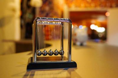 Mur décoré de vinyles, panneau des Rolling Stones et lampes modernes, avec un papier peint coloré en arrière-plan.