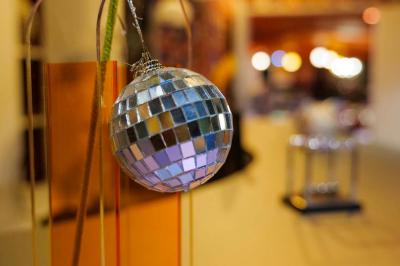 Mur décoré de vinyles, panneau des Rolling Stones et lampes modernes, avec un papier peint coloré en arrière-plan.