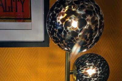 Mur décoré de vinyles, panneau des Rolling Stones et lampes modernes, avec un papier peint coloré en arrière-plan.