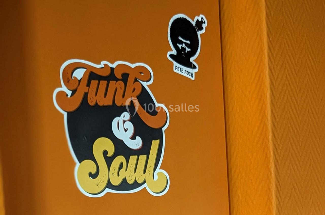 Autocollants ’Funk & Soul’ et ’Pete Rock’ sur une surface orange texturée.