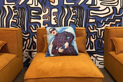 Mur décoré de vinyles, panneau des Rolling Stones et lampes modernes, avec un papier peint coloré en arrière-plan.