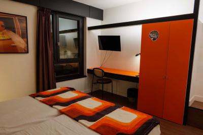 Miroir éclairé par des ampoules rondes dans une salle de bain au décor minimaliste avec cadre et accessoires.