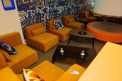 Miroir éclairé par des ampoules rondes dans une salle de bain au décor minimaliste avec cadre et accessoires.