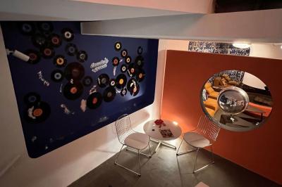 Miroir éclairé par des ampoules rondes dans une salle de bain au décor minimaliste avec cadre et accessoires.