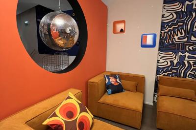 Miroir éclairé par des ampoules rondes dans une salle de bain au décor minimaliste avec cadre et accessoires.