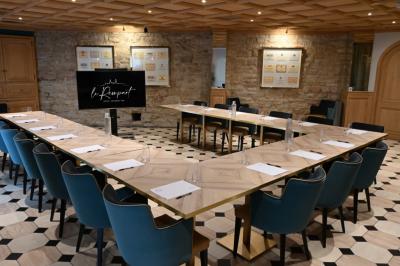 Bateau de plaisance naviguant sur une rivière bordée de maisons anciennes et d'arbres alignés.