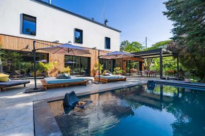 Tables dressées avec nappes blanches, vaisselle élégante, verres à pied et décorations florales sous des tonnelles…