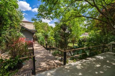 Tables dressées avec nappes blanches, vaisselle élégante, verres à pied et décorations florales sous des tonnelles…