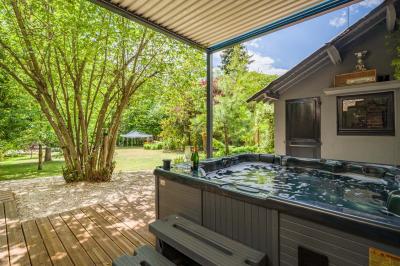 Tables dressées avec nappes blanches, vaisselle élégante, verres à pied et décorations florales sous des tonnelles…