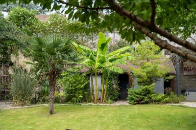 Tables dressées avec nappes blanches, vaisselle élégante, verres à pied et décorations florales sous des tonnelles…