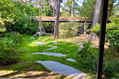 Pièce montée en choux décorée de cœurs blancs, posée sur une table avec des desserts et une plaque personnalisée.