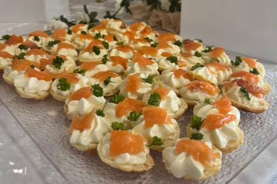 Assiettes blanches garnies de petites portions de mâche alignées sur une table.