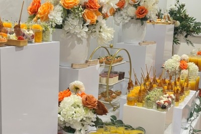 Miniature Traiteur Décines-Charpieu (Rhône) - Les Saveurs de Anna Traiteur #13 Assortiment de samoussas et verrines sucrées disposés sur une table lors d'un événement en intérieur.