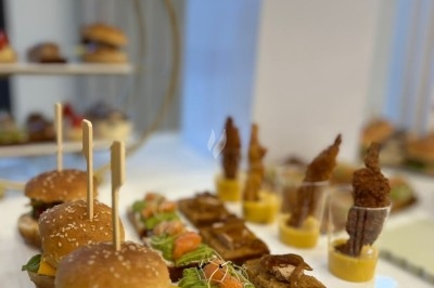 Miniature Traiteur Décines-Charpieu (Rhône) - Les Saveurs de Anna Traiteur #14 Assortiment de samoussas et verrines sucrées disposés sur une table lors d'un événement en intérieur.