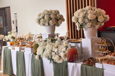 Miniature Traiteur Décines-Charpieu (Rhône) - Les Saveurs de Anna Traiteur #15 Assortiment de samoussas et verrines sucrées disposés sur une table lors d'un événement en intérieur.