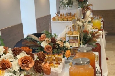 Miniature Traiteur Décines-Charpieu (Rhône) - Les Saveurs de Anna Traiteur #17 Assortiment de samoussas et verrines sucrées disposés sur une table lors d'un événement en intérieur.